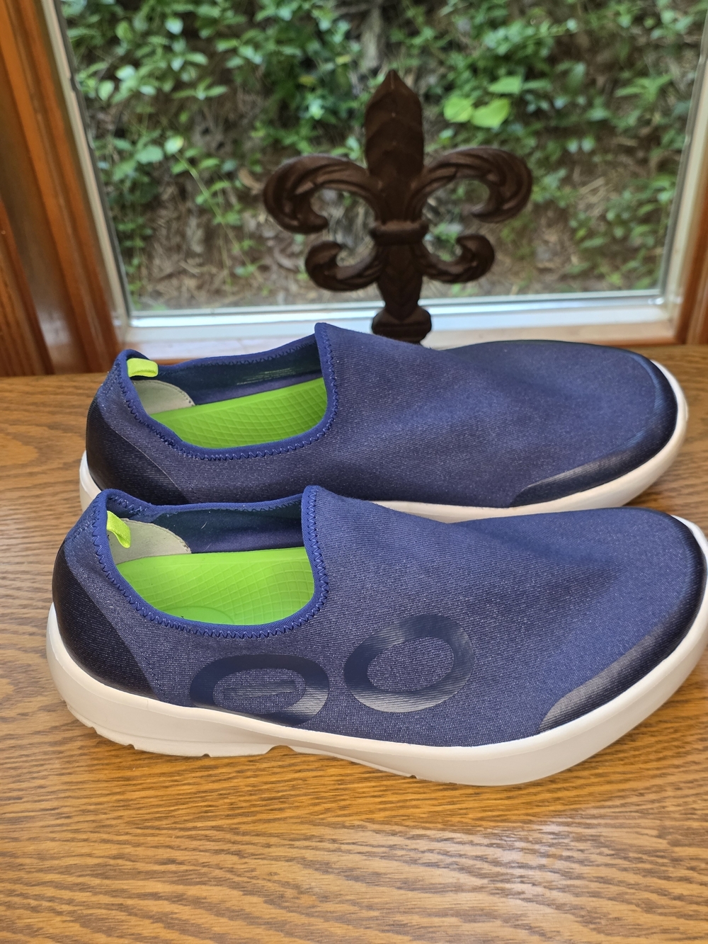 OOFOS Oomg Slip-On Loafers in Navy Sz 12